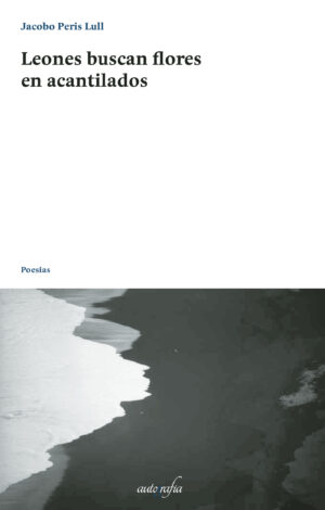 LEONES BUSCAN FLORES EN ACANTILADOS